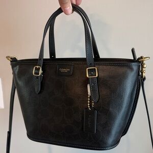 Coach Taxi Tote 21 Signature Canvas